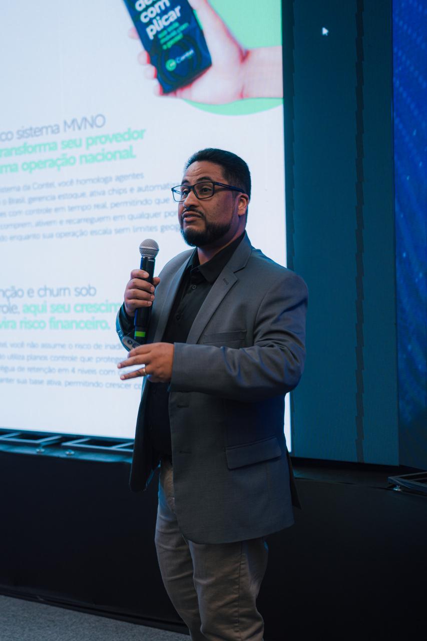 Alex Hans apresentando com microfone